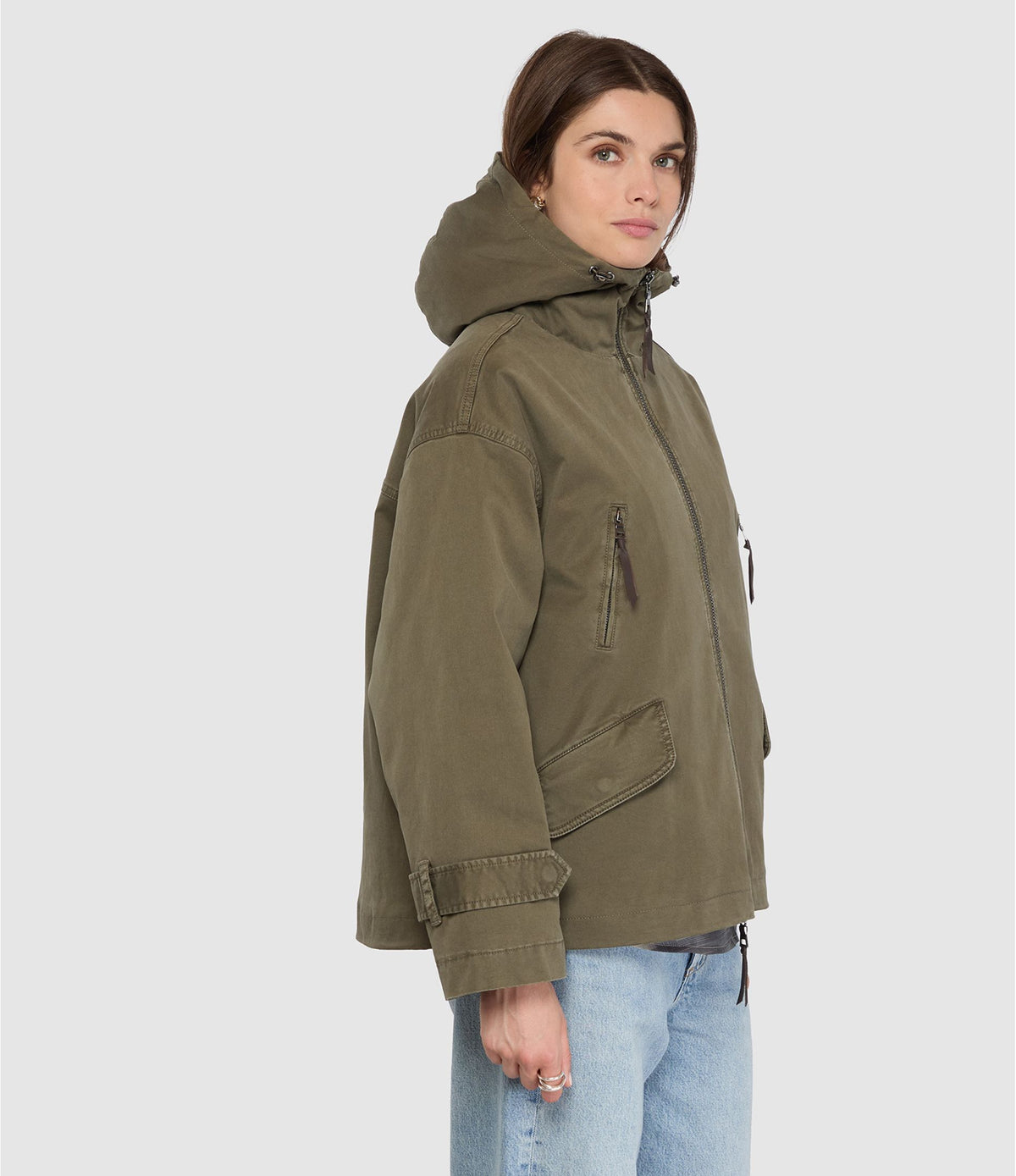 Parka Blonde N°8 Bella khaki portée par la mannequin