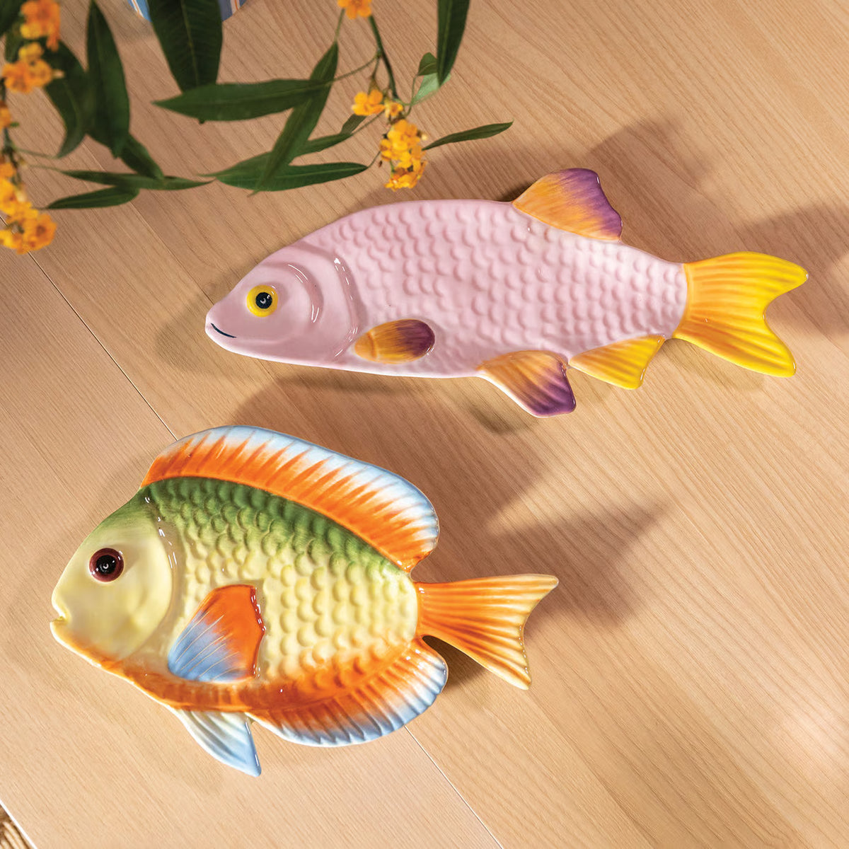 Assiette plate poisson en céramique multicolore, troisième vue