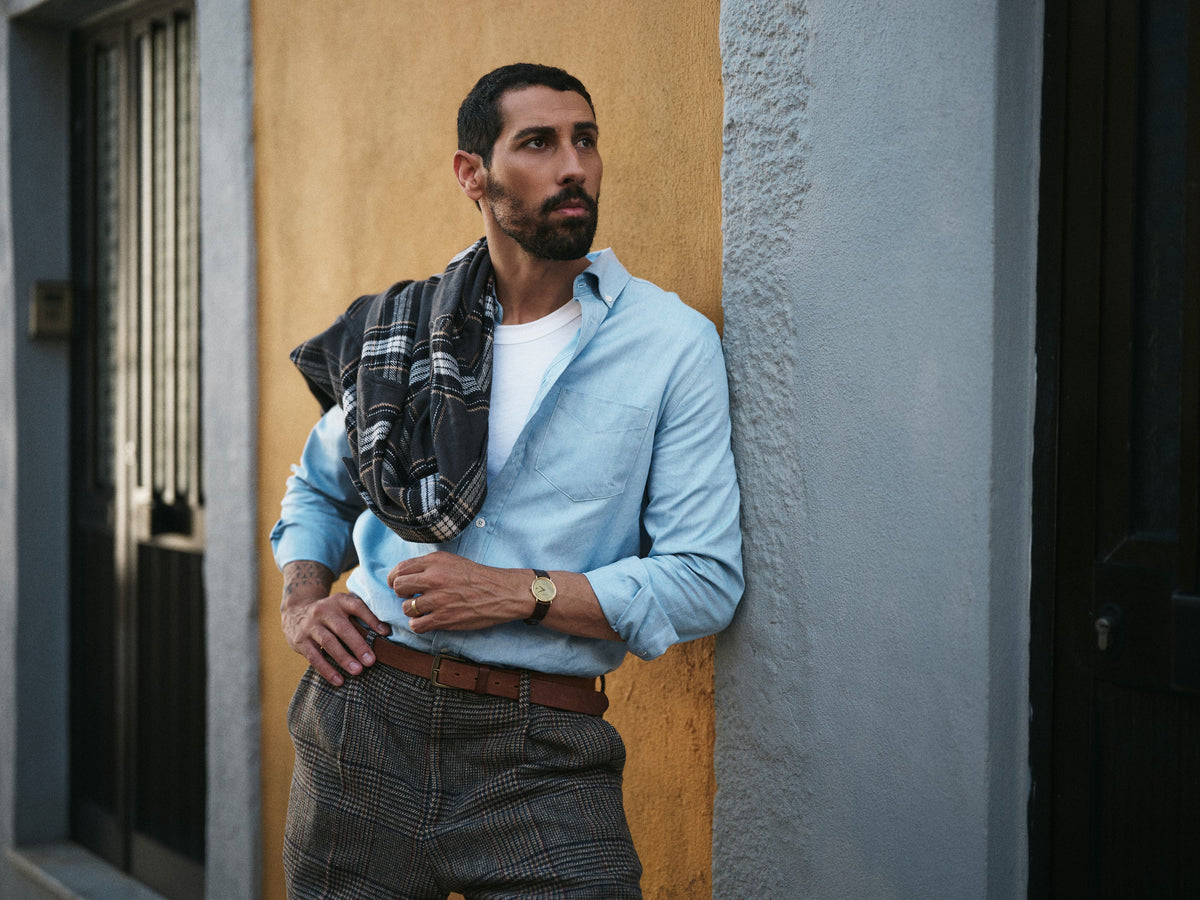 Homme portant la chemise bleue Montebelo de Portuguese Flannel en ville