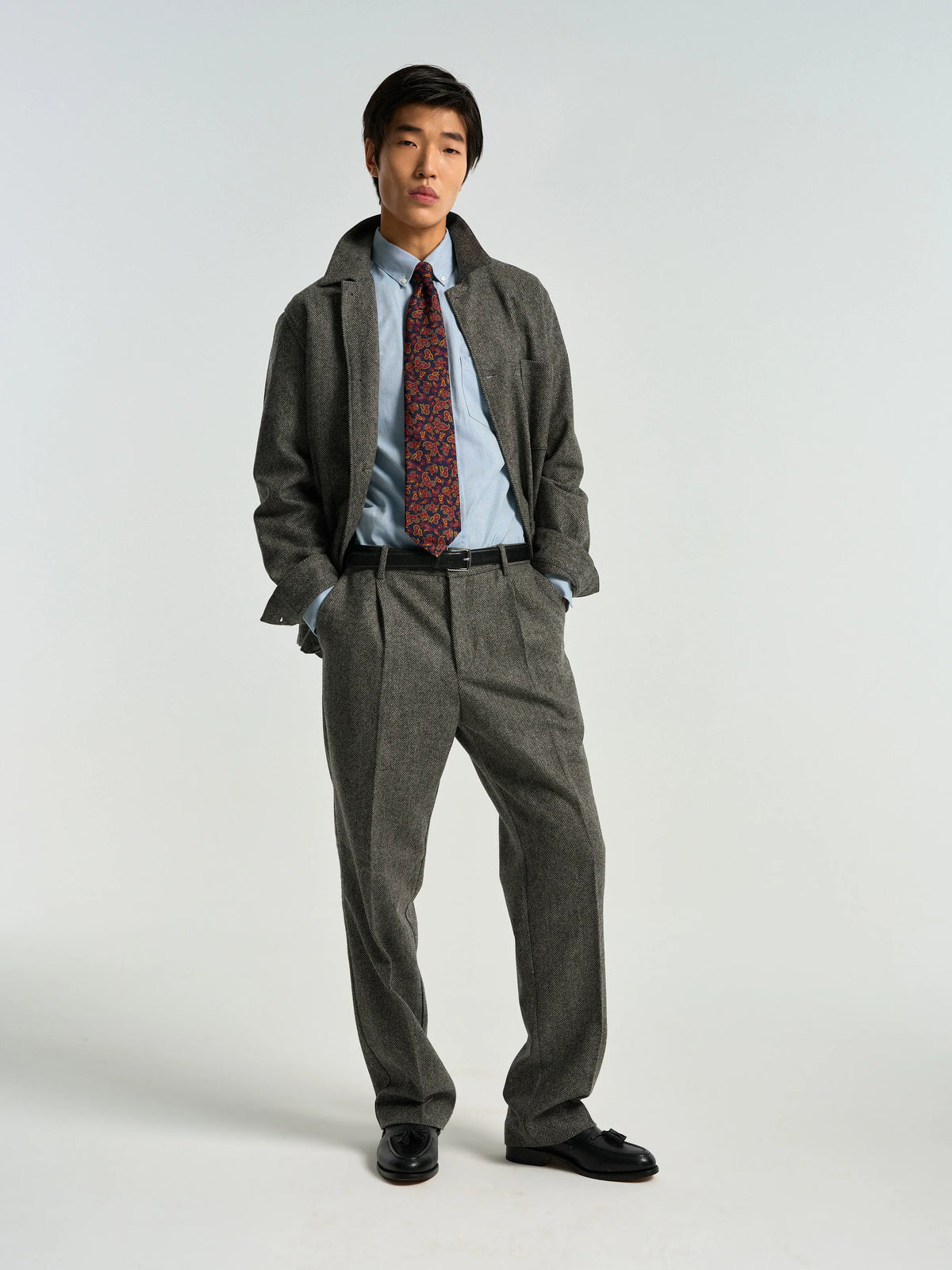Chemise Montebelo bleue portée avec cravate et costume gris