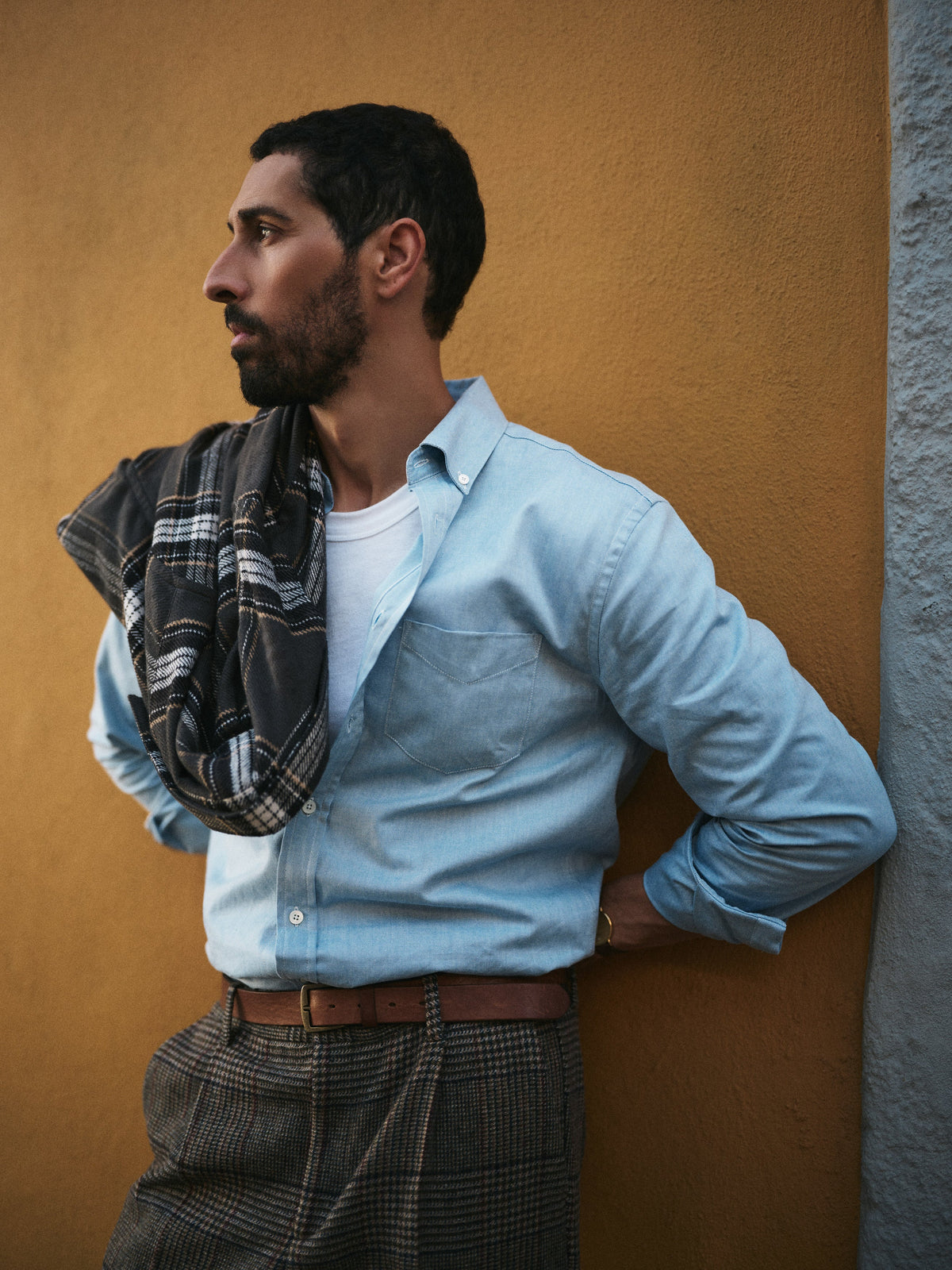 Chemise Montebelo bleue portée manches retroussées