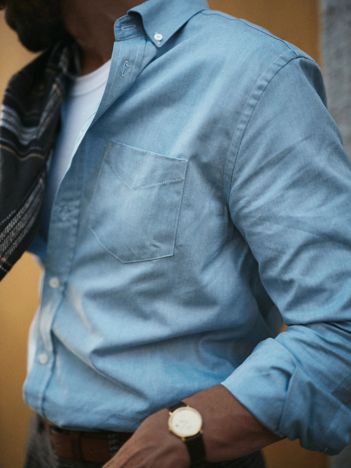 Chemise Montebelo Portuguese Flannel portée sous une veste sombre
