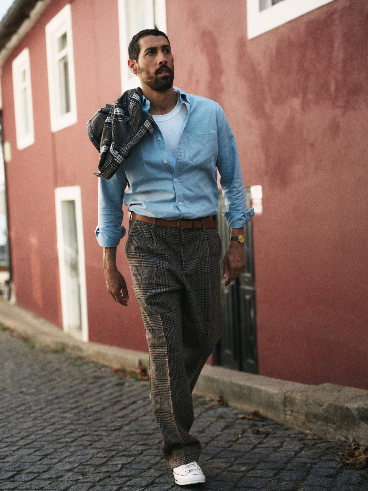 Chemise homme Montebelo Portuguese Flannel portée dans une ruelle