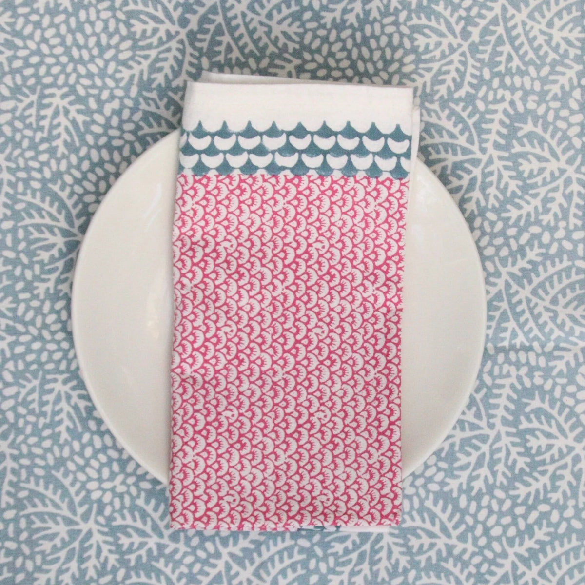 Serviette de table Rozablue Chi Chi rose imprimée main, autre angle