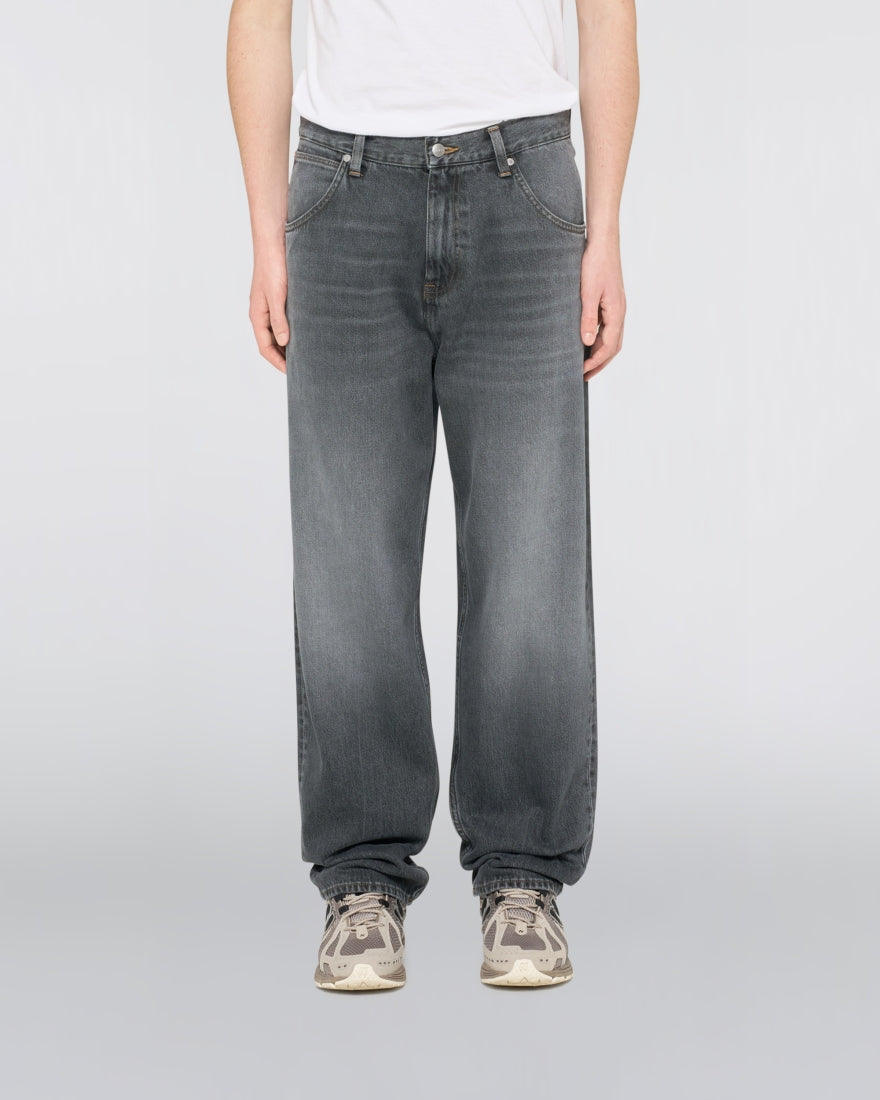 Jean EDWIN Tyrell Pant noir Radium Wash porté de face