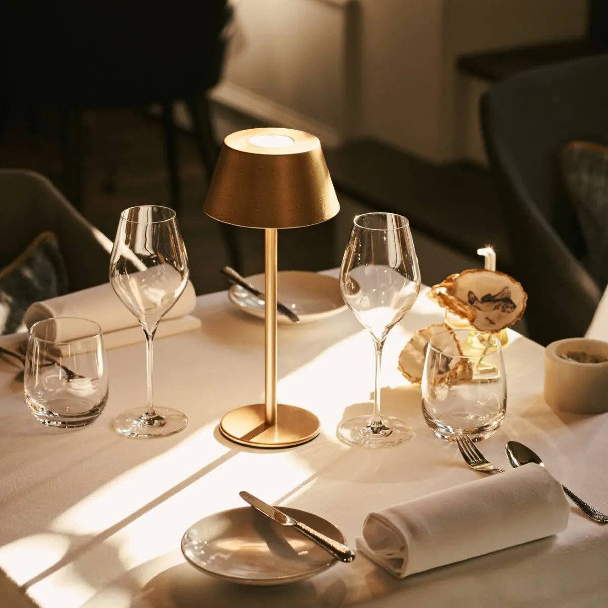 Lampe sans fil Milou dorée Tavellio, mise en situation