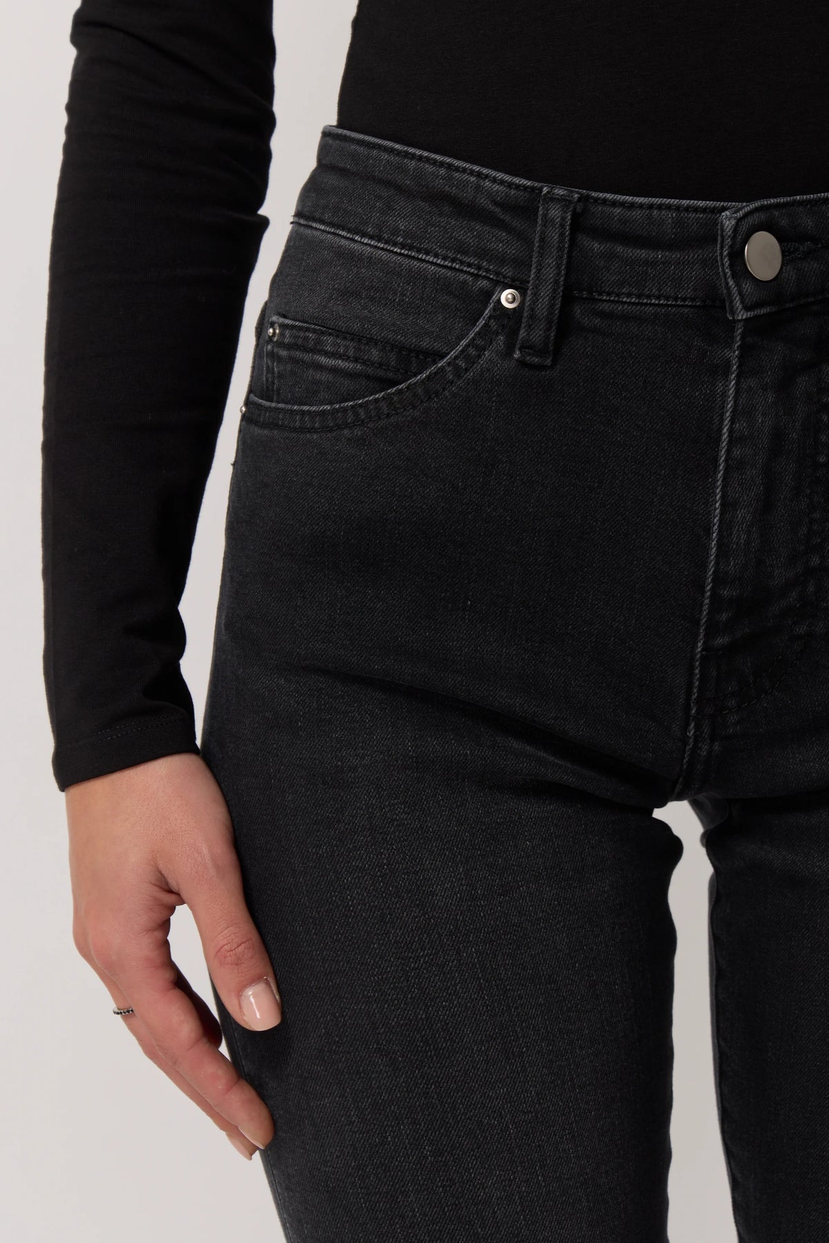 Détail taille, zip et poche avant du jean Cara Acquaverde noir