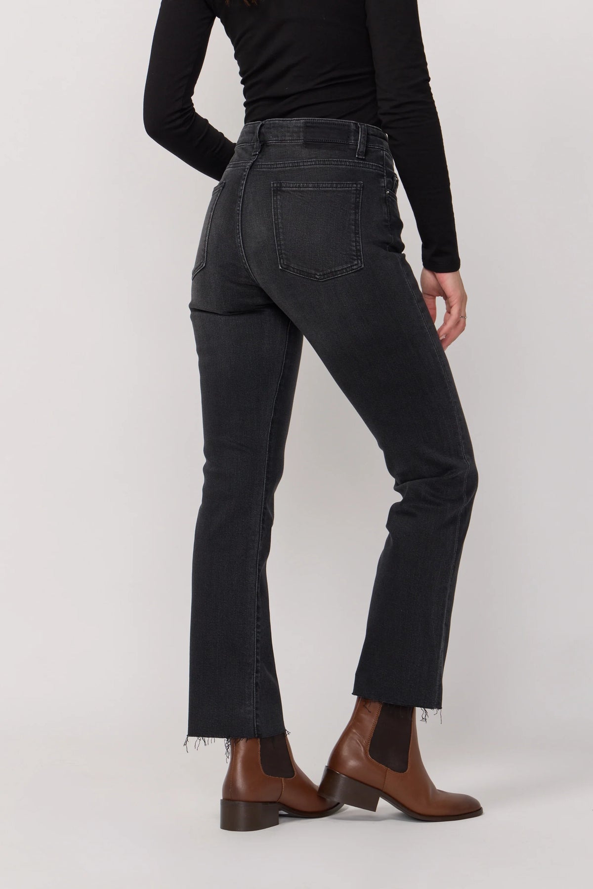 Jean noir femme Cara Acquaverde vu de dos avec bottines