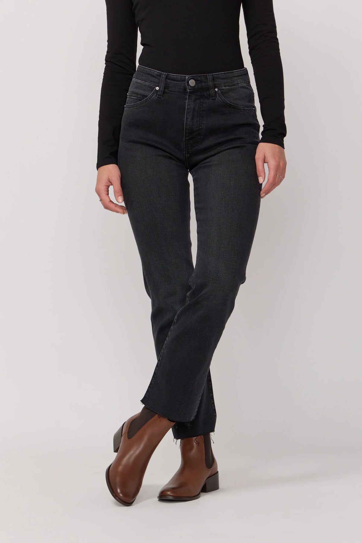 Jean évasé noir femme Cara Acquaverde avec bottines marron