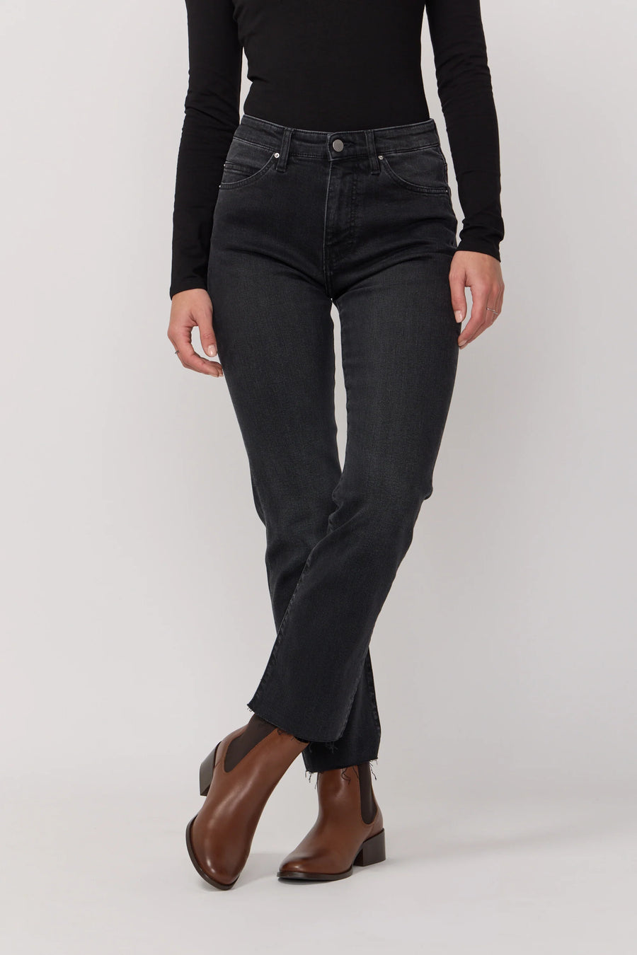 Jean évasé noir femme Cara Acquaverde avec bottines marron