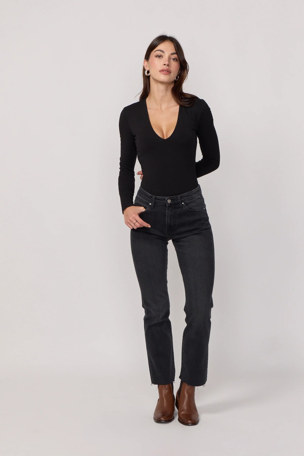 Jean Cara Acquaverde noir vintage porté avec body noir, vue de face