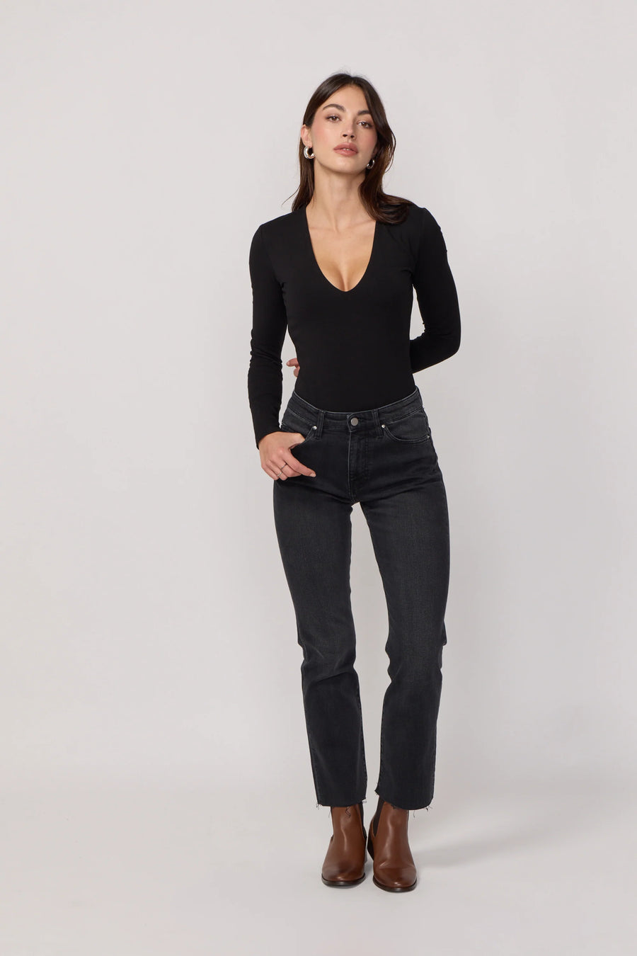 Jean Cara Acquaverde noir vintage porté avec body noir, vue de face