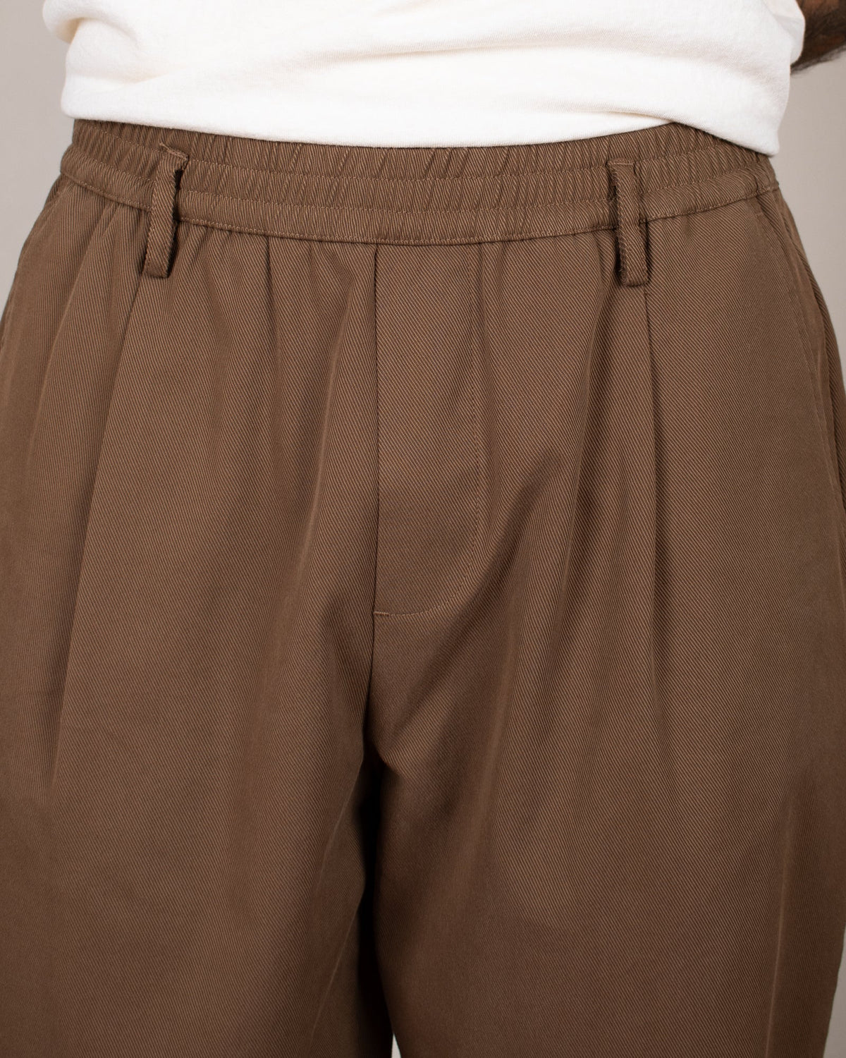 Pantalon Osaka Wooden Store brun Moro porté en look
