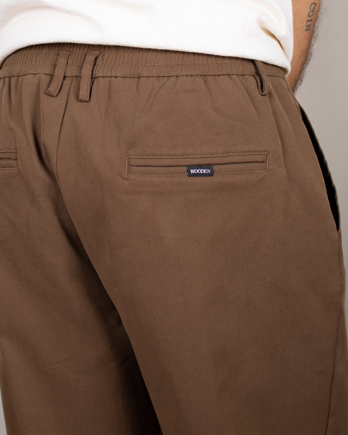 Look homme avec le pantalon Wooden Osaka Moro coupe tapered