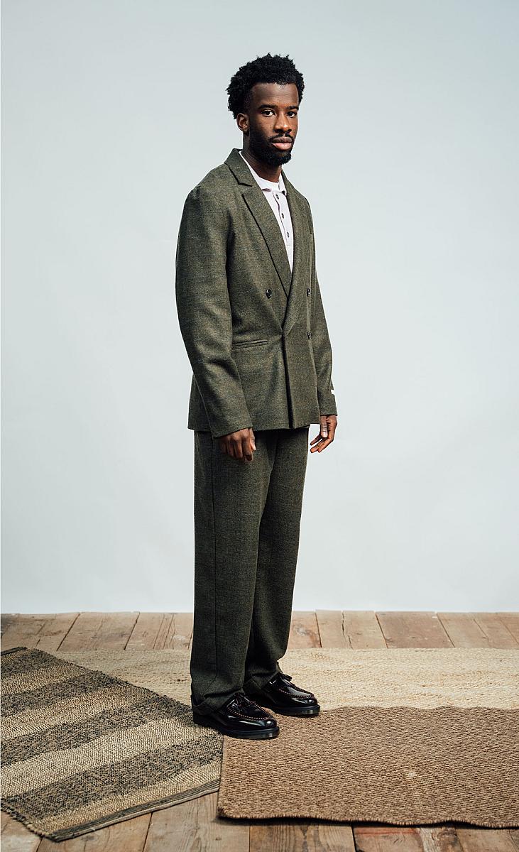 Pantalon homme Wooden Store New Vintage coloris vert, mise en situation