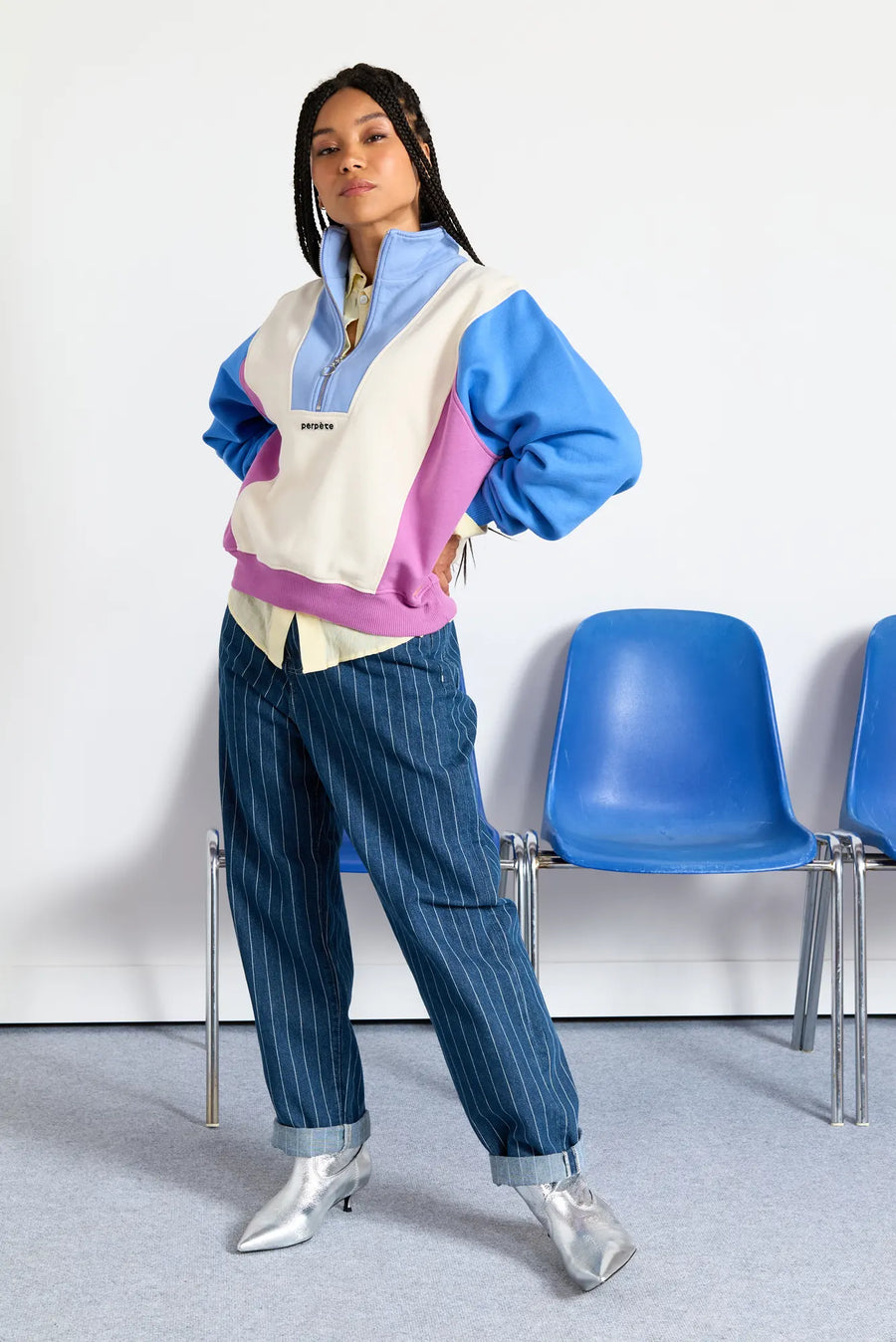 Détail du col zippé et logo du sweat Perpète Emma bleu