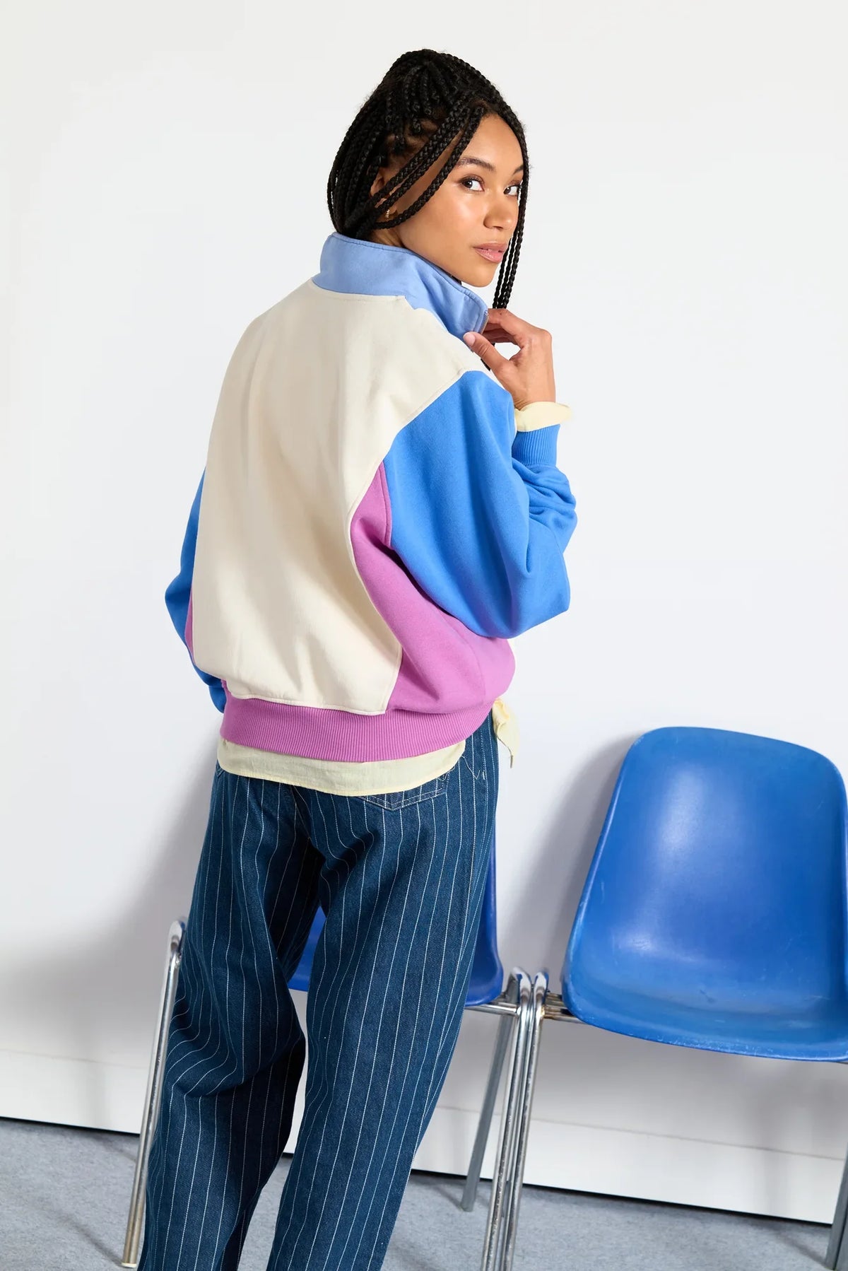 Sweat Perpète Emma bleu vu de dos avec manches colorées