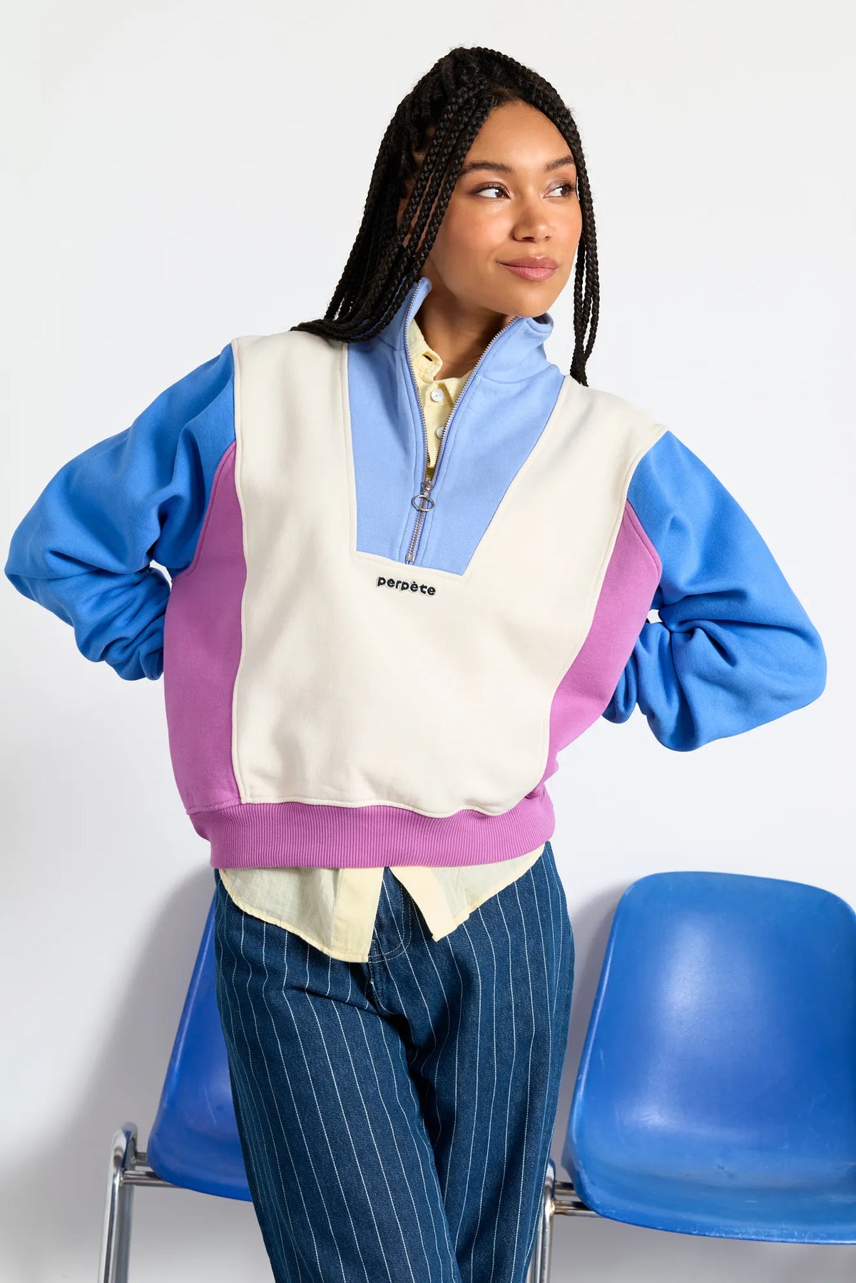 Sweat Perpète Emma bleu porté de face avec col zippé
