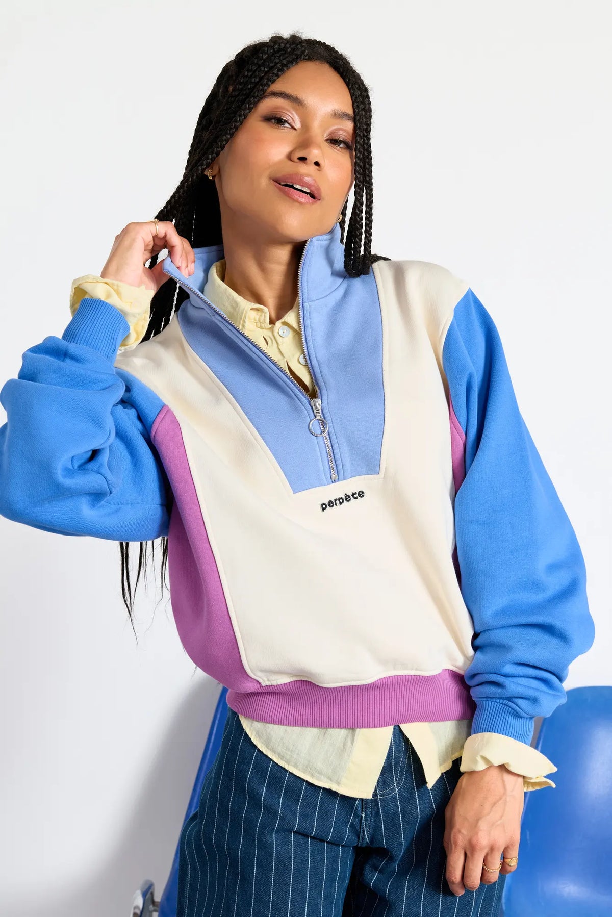 Sweat femme Perpète Emma bleu porté avec empiècements colorés