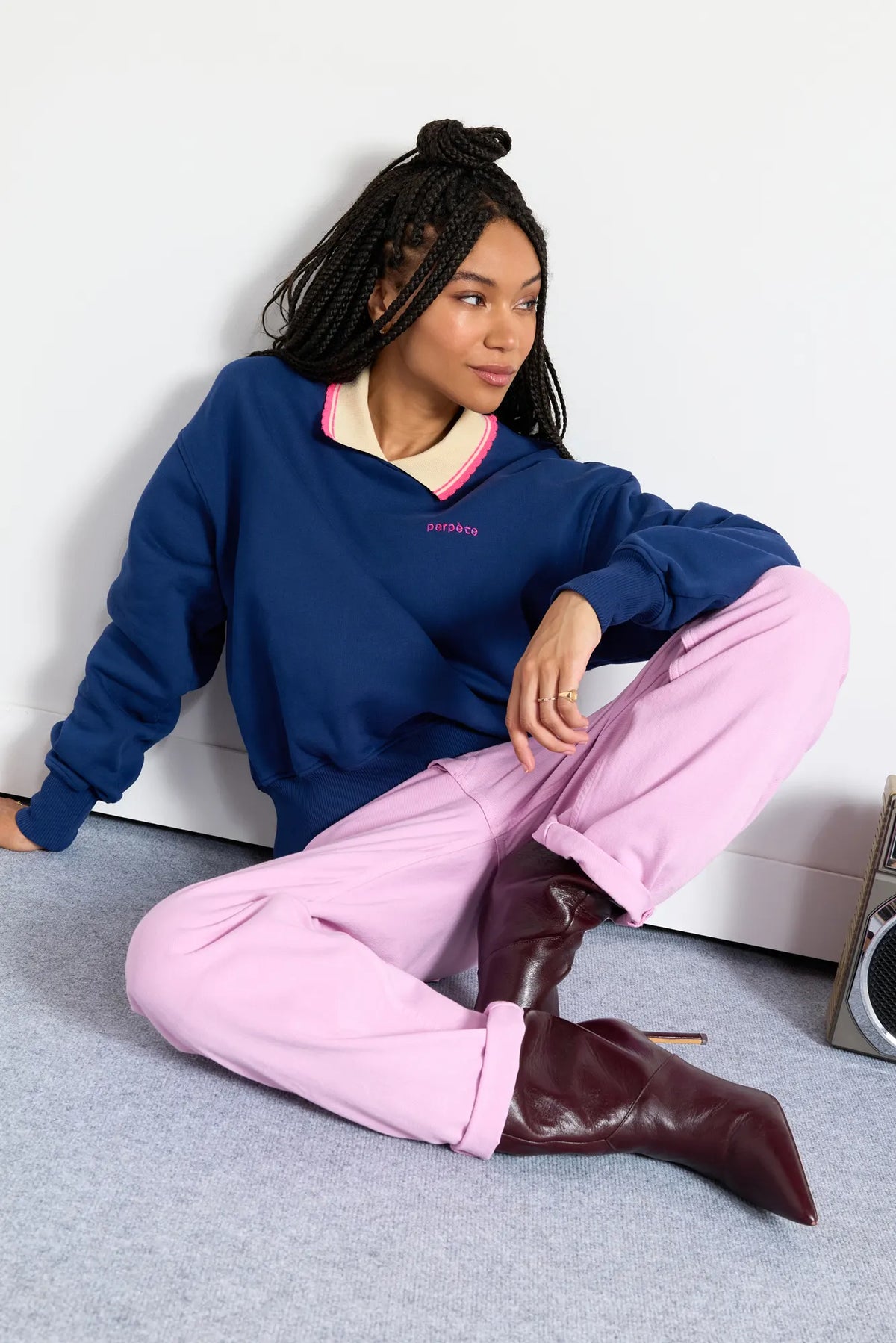 Détail du col écru et broderie rose du sweat Perpète