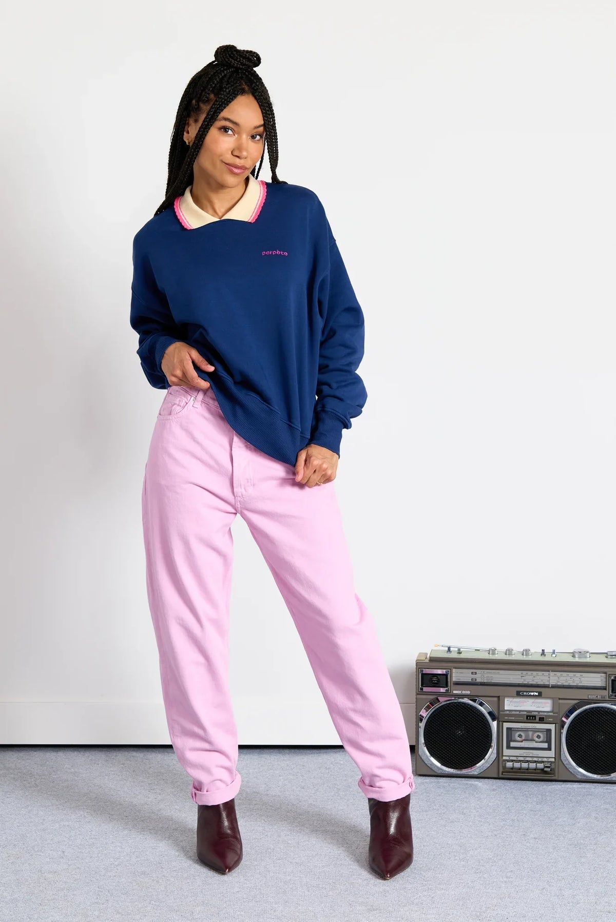 Sweat Perpète Geri marine porté avec pantalon rose