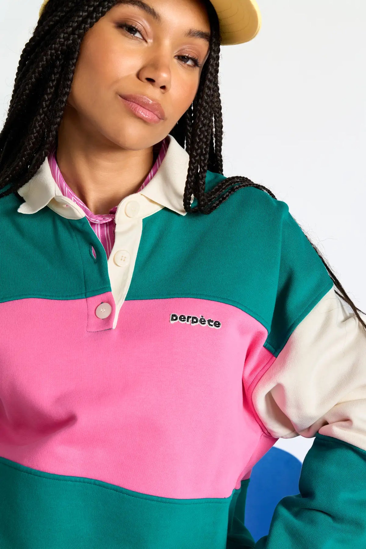 Détail col polo et logo du sweat Perpète Linda vert