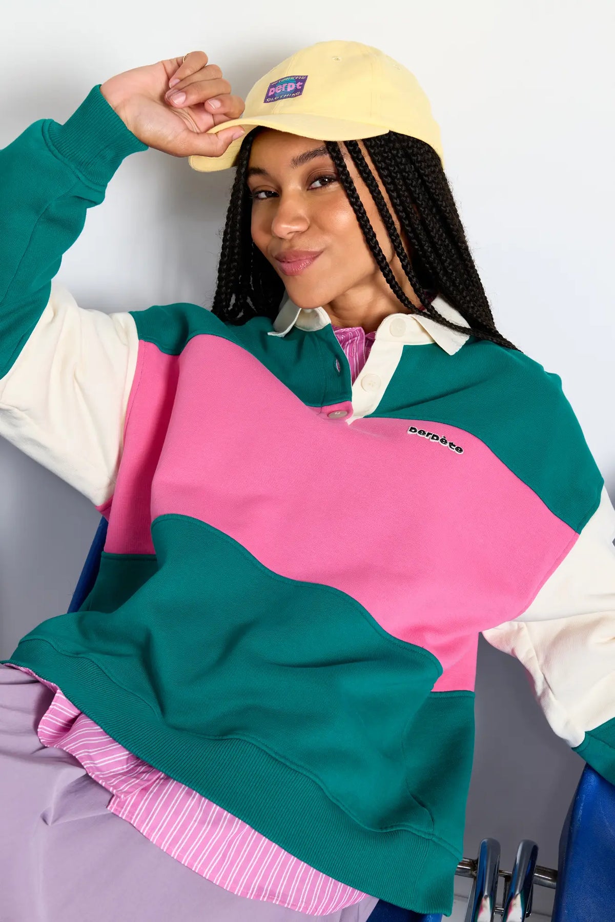 Sweat Perpète Linda vert colorblock porté de face