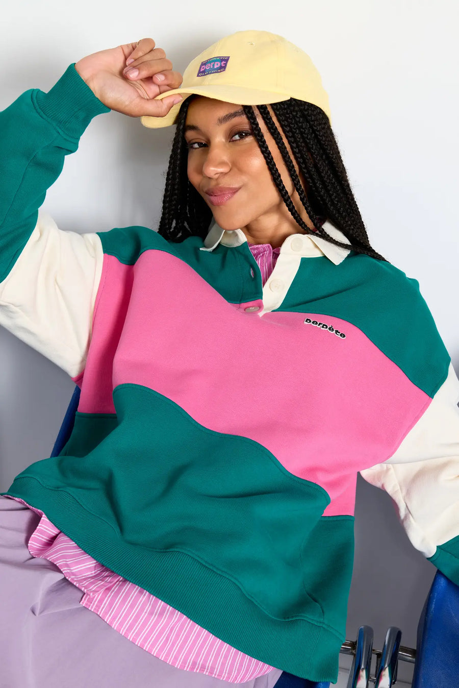 Sweat Perpète Linda vert colorblock porté de face