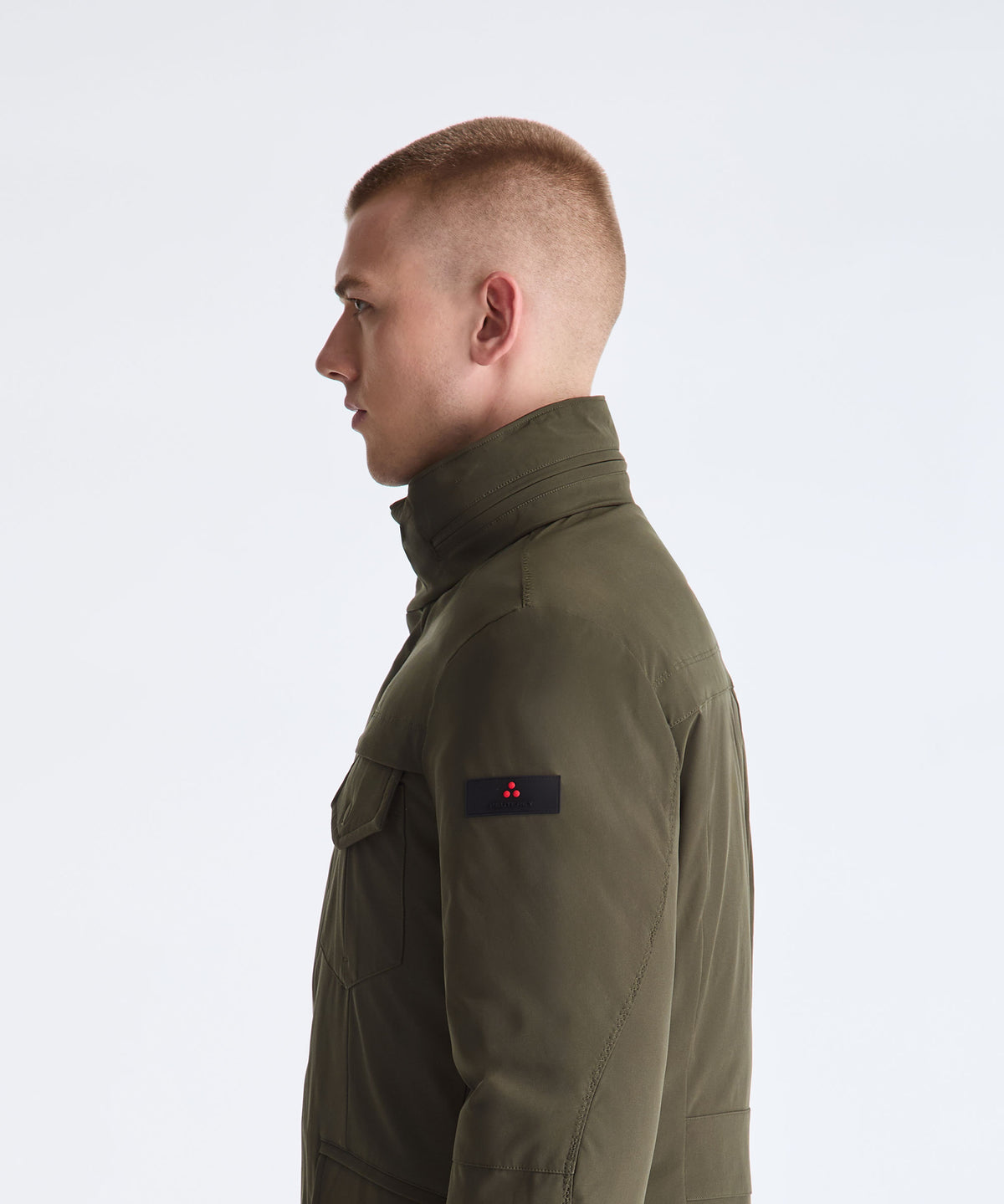 Veste technique Peuterey Stripes en vert vue de profil avec logo