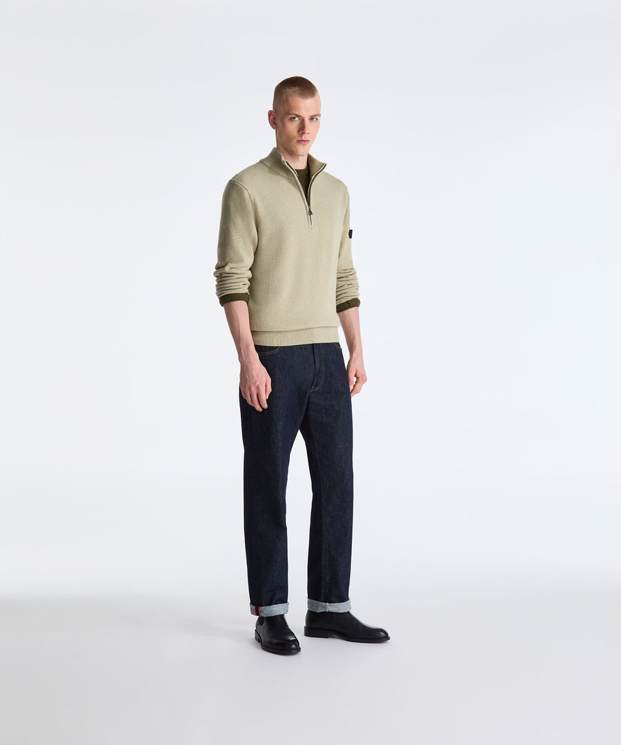 Pull Peuterey TREBE vert mat porté en pied par un mannequin
