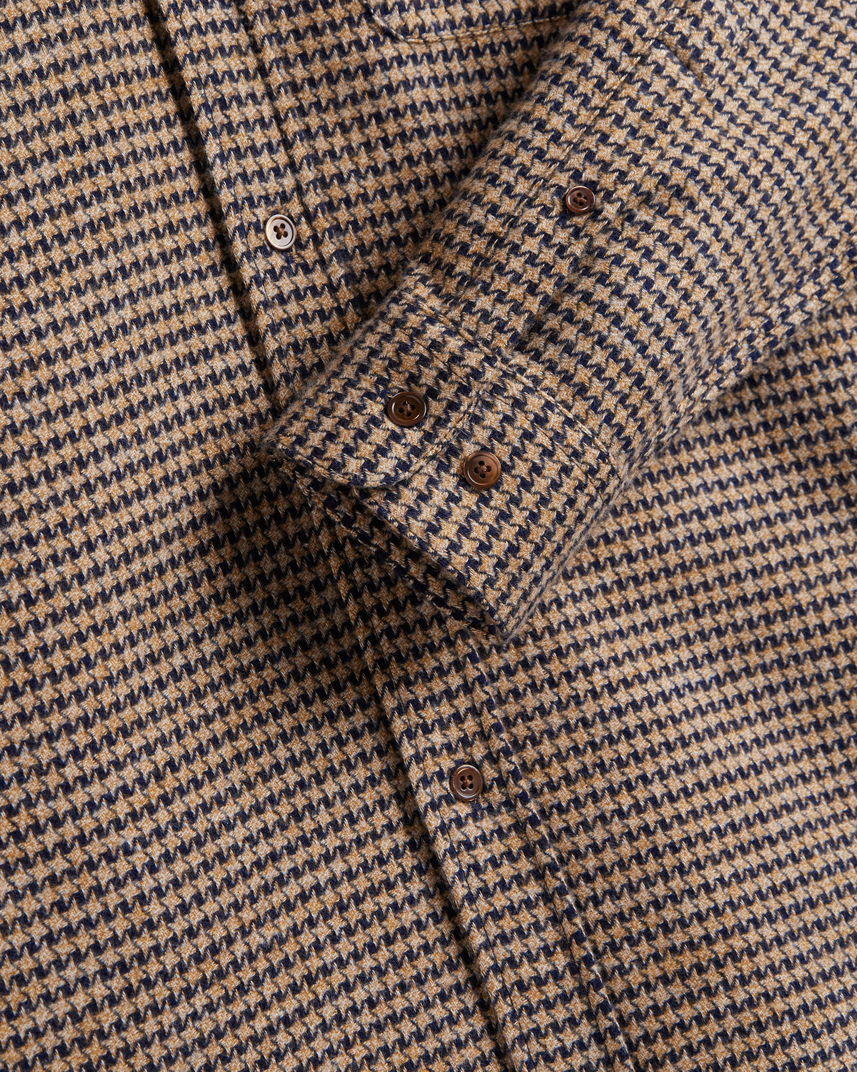 Détail poignet boutonné chemise Portuguese Flannel pied-de-poule