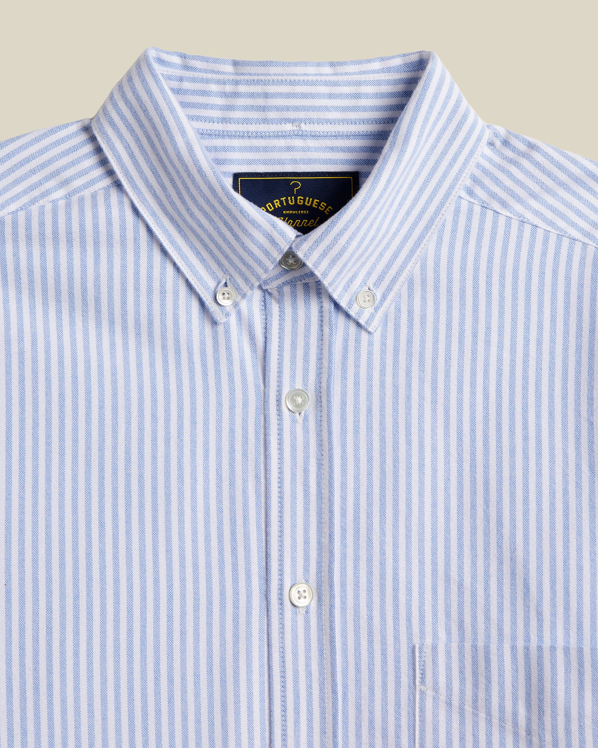 Détail du col boutonné de la chemise Oxford rayée bleue
