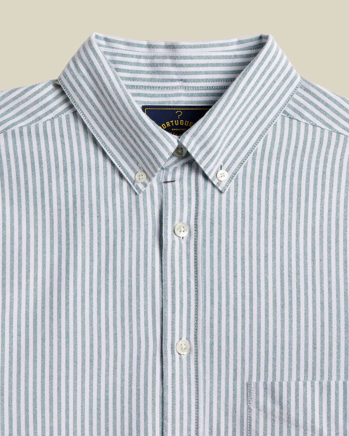 Détail du col boutonné de la chemise Oxford rayée verte