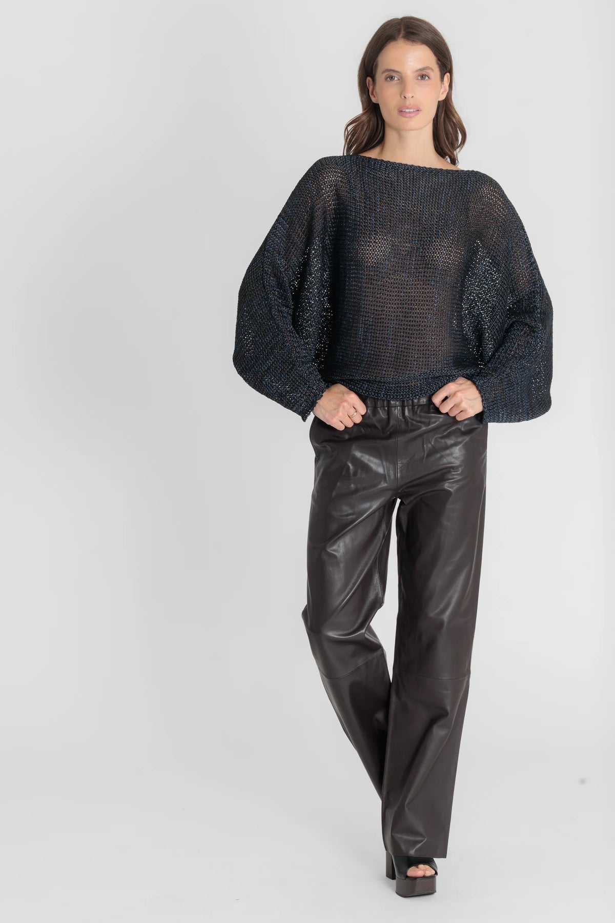 Pantalon femme en cuir Serge Pariente Eleonore brown, mise en situation
