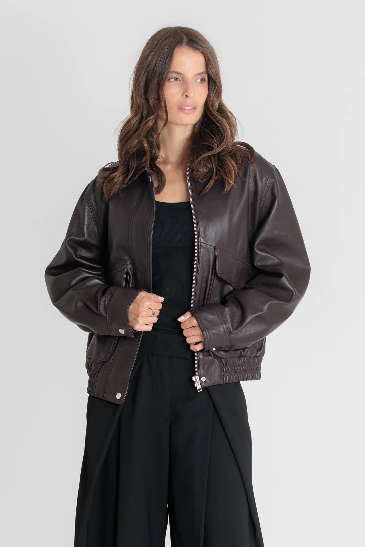 Bombardier cuir REYNA Dark Wine porté coupe oversize
