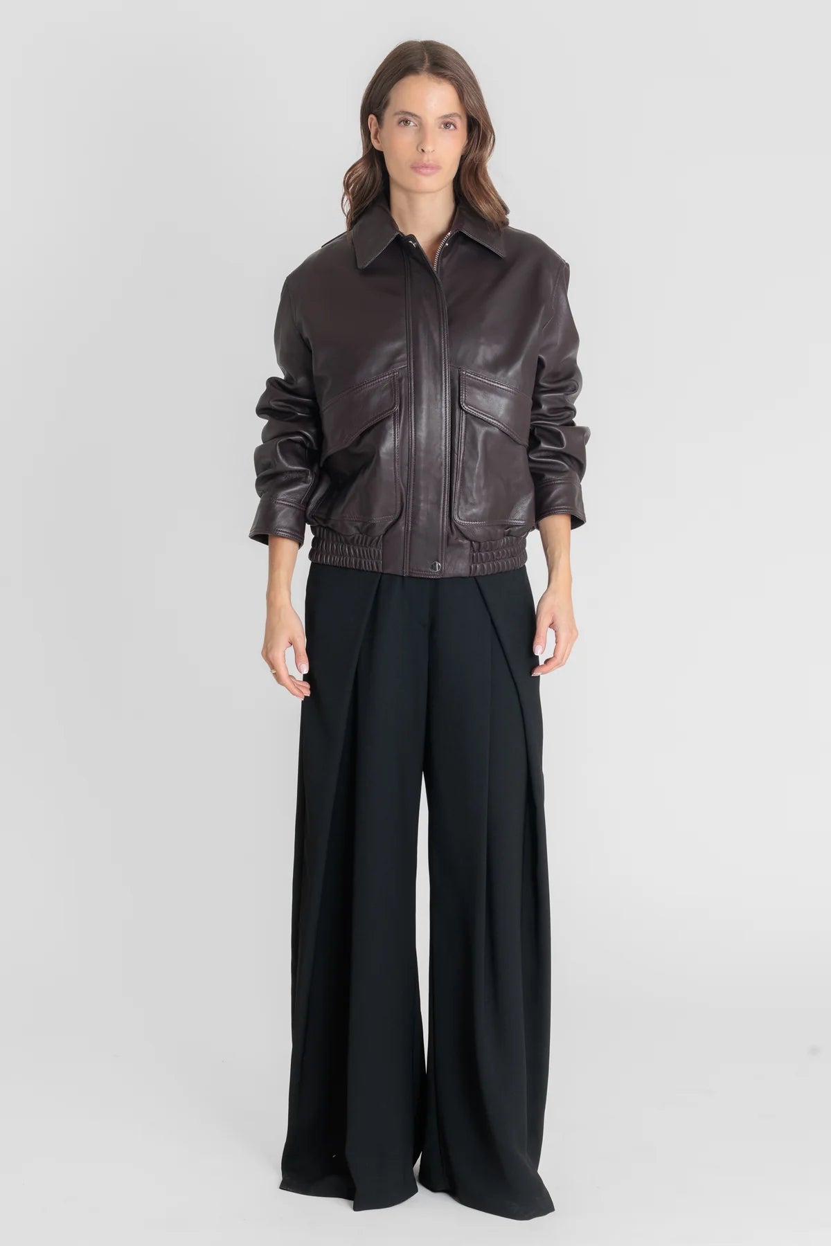 Détail du cuir bordeaux du blouson REYNA Serge Pariente