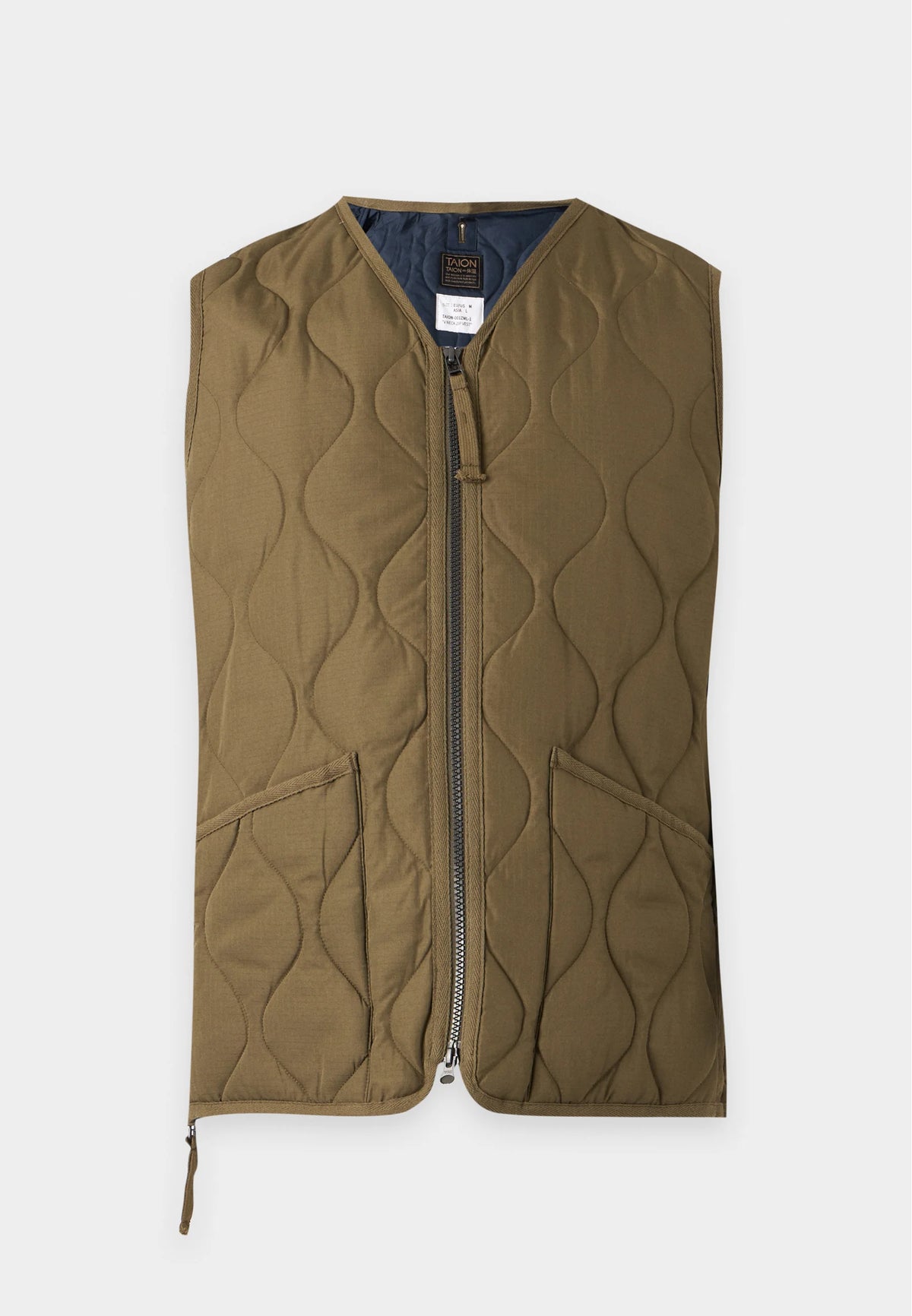 Détail col et fermeture zip doudoune TAION Olive