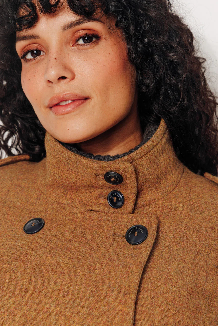 Double boutonnage du manteau SOPHORA moutarde en laine