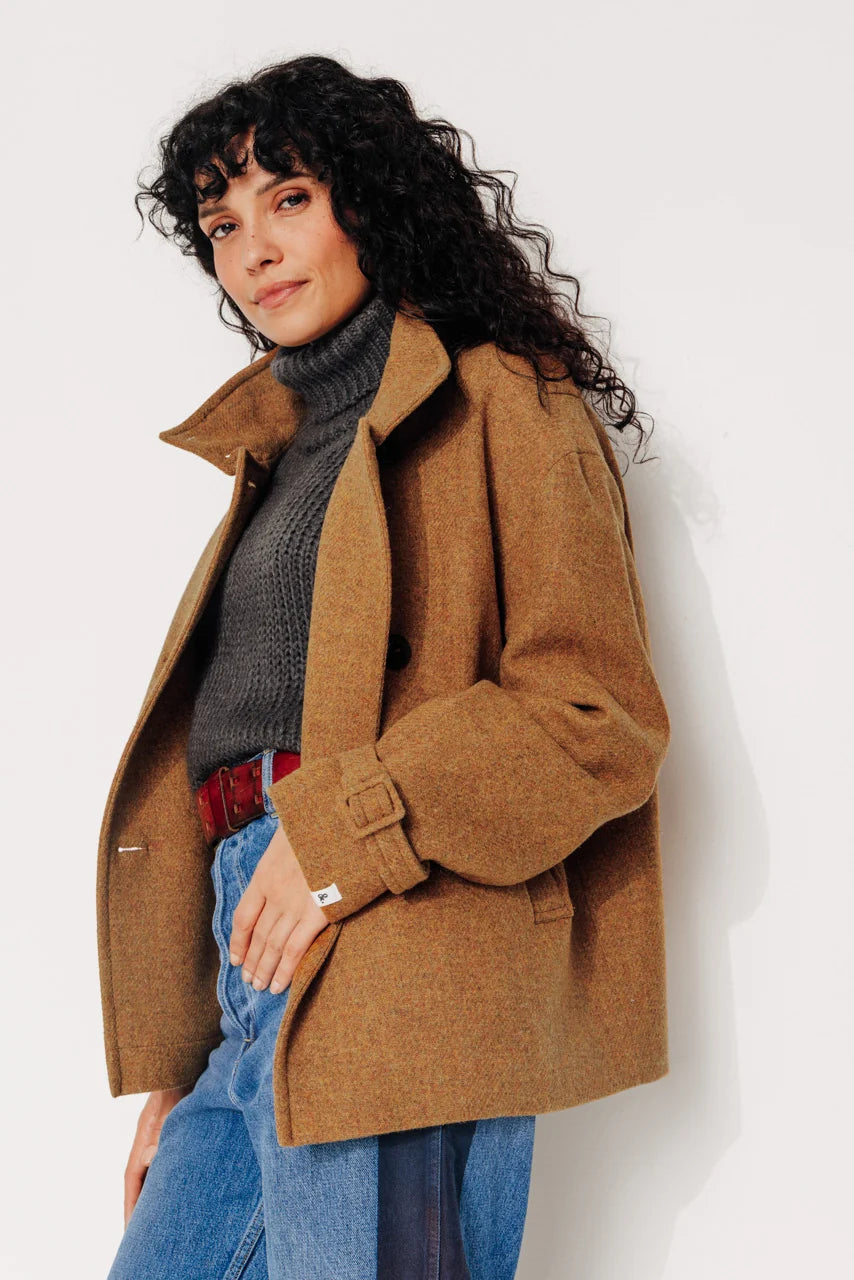 Silhouette oversize du manteau SOPHORA moutarde en laine