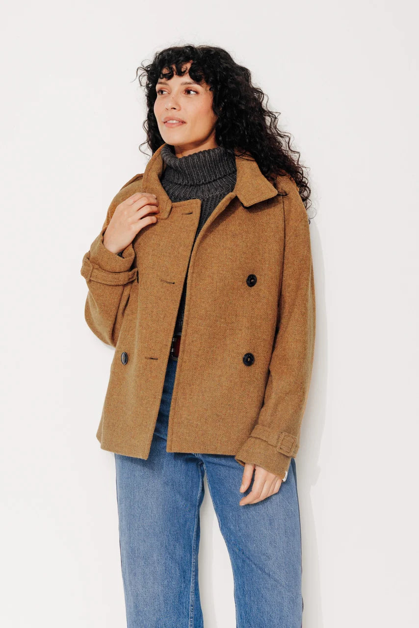 Silhouette oversize du manteau SOPHORA moutarde en laine