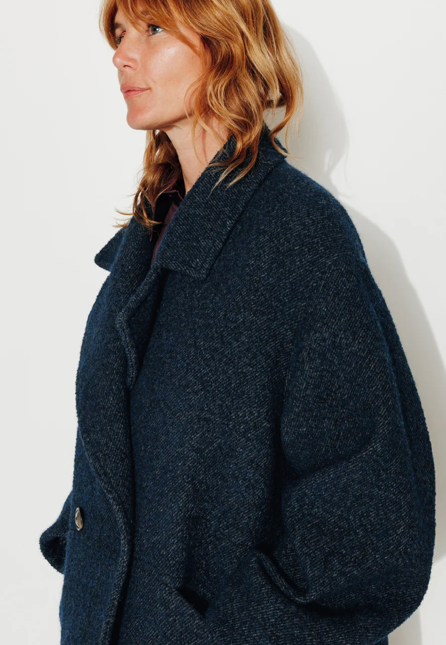 Grand col tailleur du manteau TORMINALIS bleu oversize