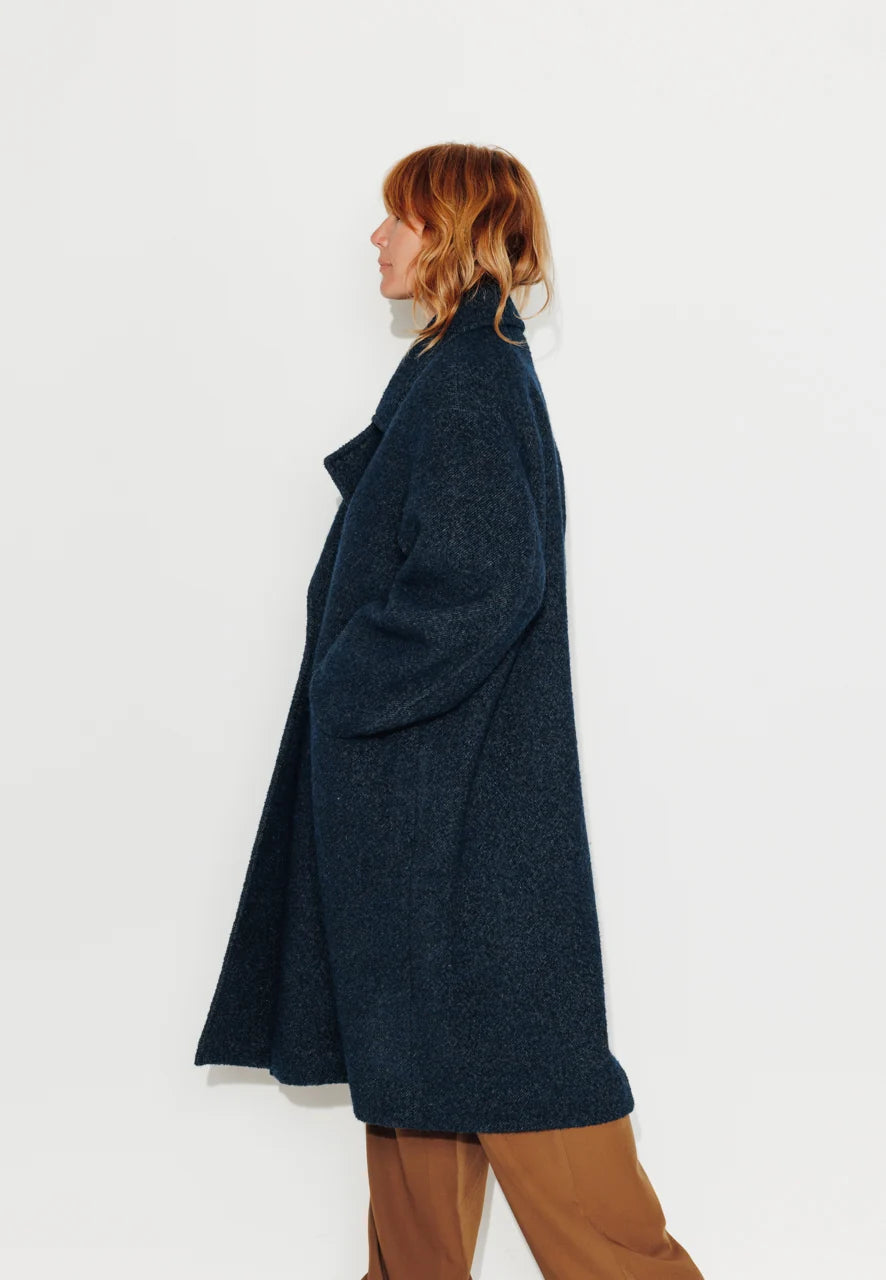 trench-coat-torminalis-bleu-manteau-porte profil
