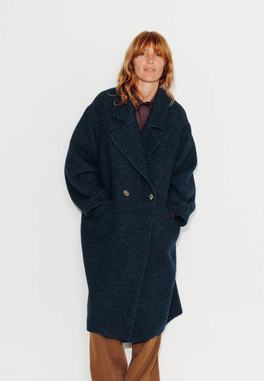 trench-coat-torminalis-bleu-manteau-porte.