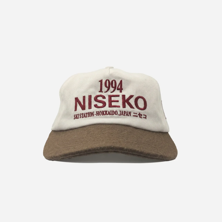 Casquette Visit Niseko blanc cassé brodée 1994, vue de face